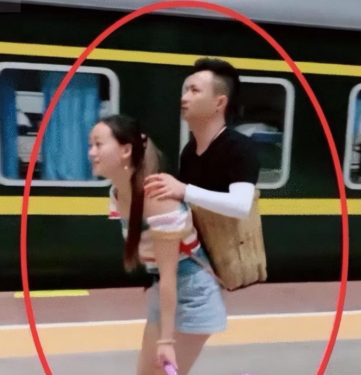 回顾:无腿丈夫出轨粉丝,断臂妻子带孩子回老家,2年后大快人心