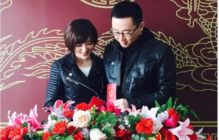 回顾主播胡蝶闪婚嫁大12岁名导婚后独自产检7年两胎很幸福