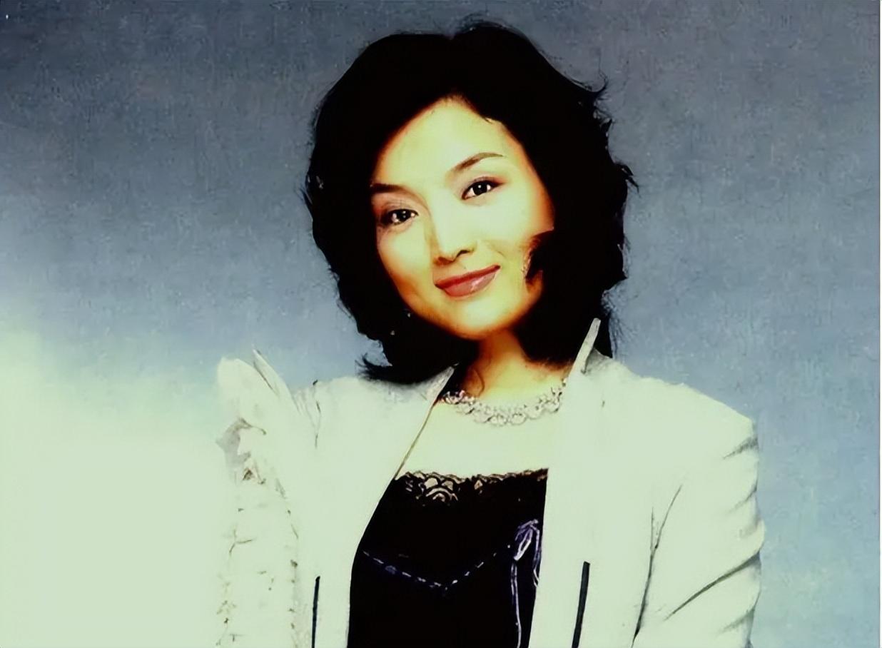 1994年,白雪以优秀歌手的身份,随中央广播艺术团到访欧洲演出,向世界