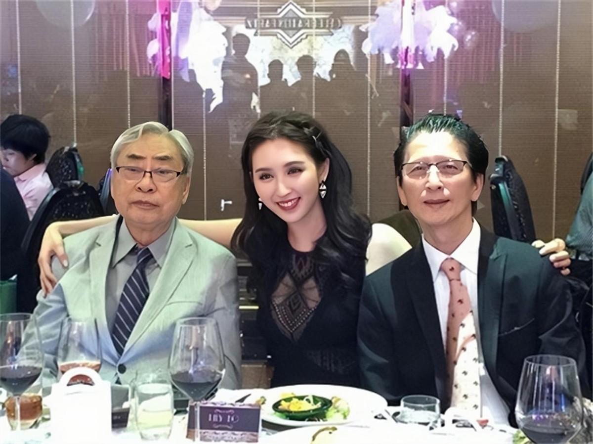 回顾宅男女神何傲儿26岁委身大51岁林建名债务还清潇洒离去