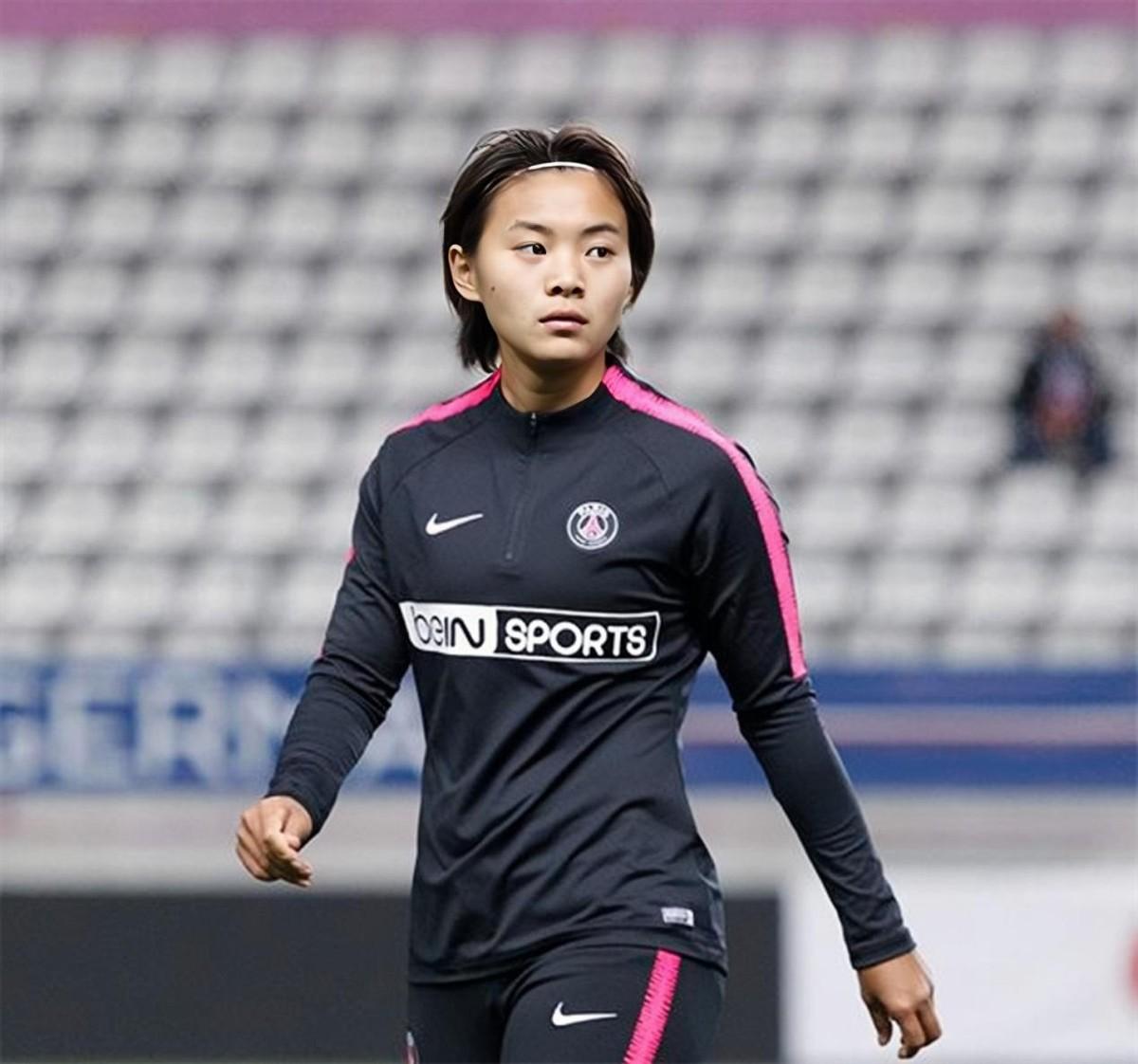 回顾女足英雄王霜5岁时被遗弃母亲早逝狼狈离场时泪水涟涟