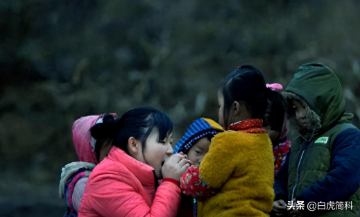 河南7岁弟弟推肾裂姐姐看病姐姐不怕爸妈不要咱们我养你