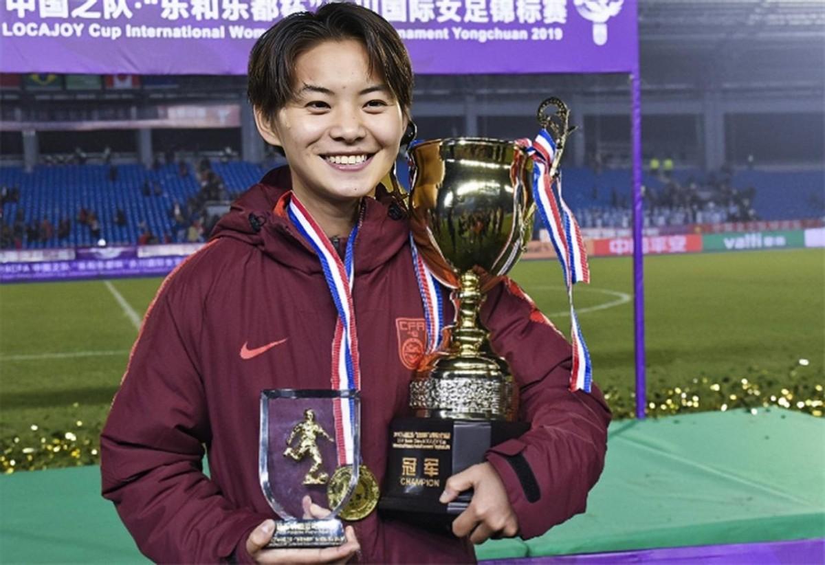 回顾女足英雄王霜5岁时被遗弃母亲早逝狼狈离场时泪水涟涟