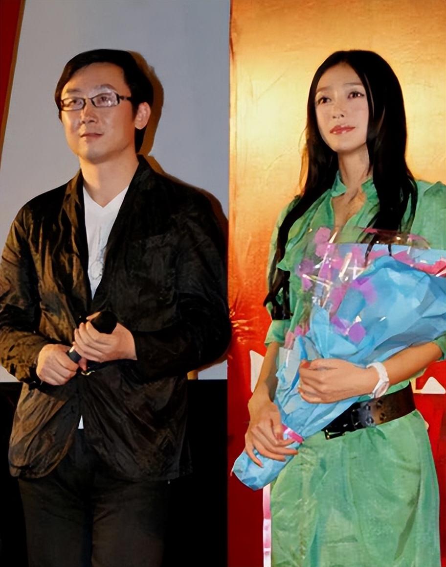 陆川的电影受到质疑,感情上同样遭受打击,更不幸的是相伴多年的奶奶也
