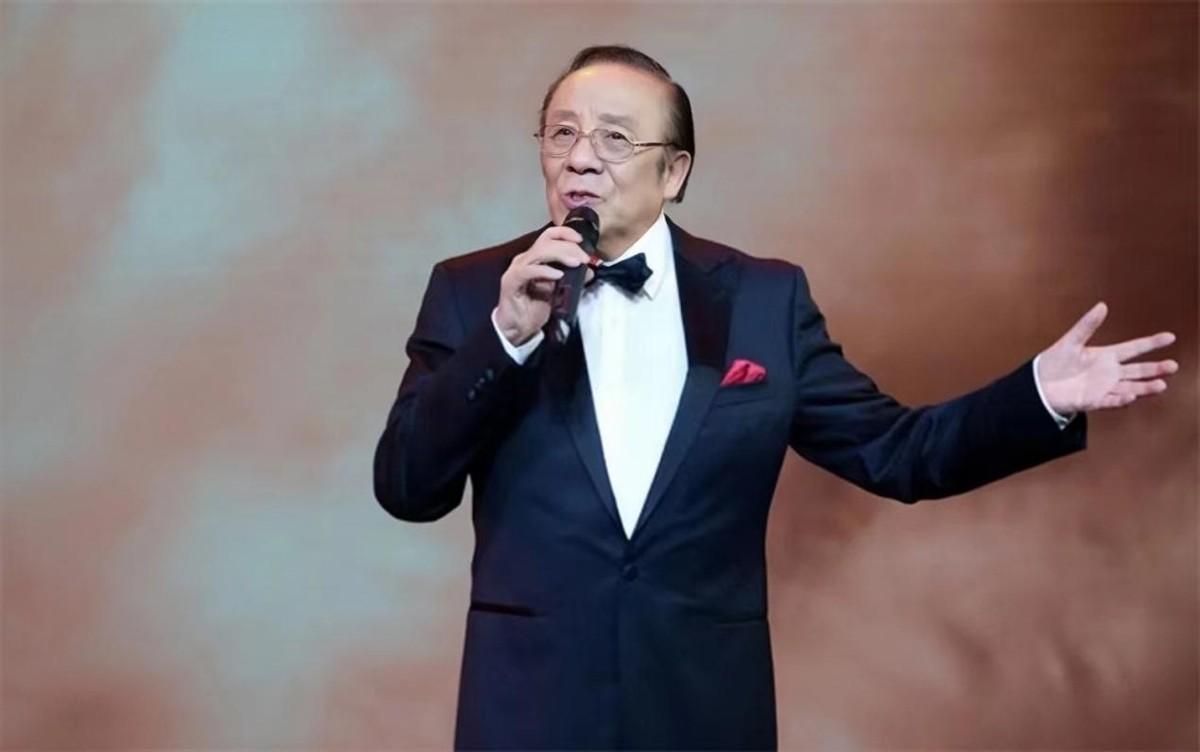 回顾杨洪基:31岁娶初恋,52岁凭《滚滚长江东逝水》走红,幸福美满