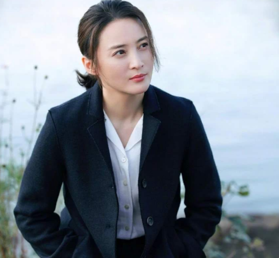 没想到48岁蒋勤勤竟大变样网友她要是没结婚肯定正当红