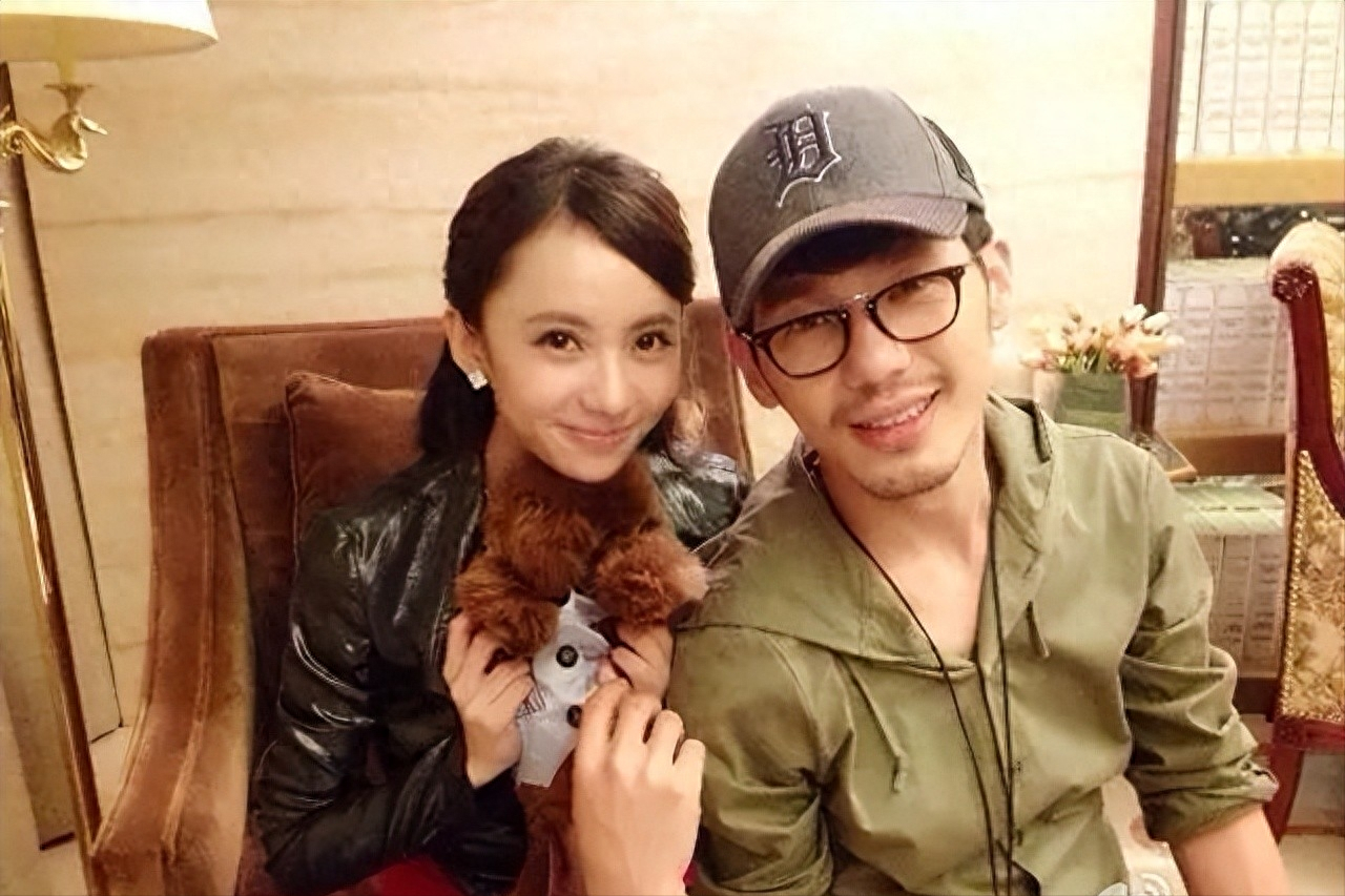 唯一承认的女朋友,是演员刘萌萌.俗话说,人以类聚.