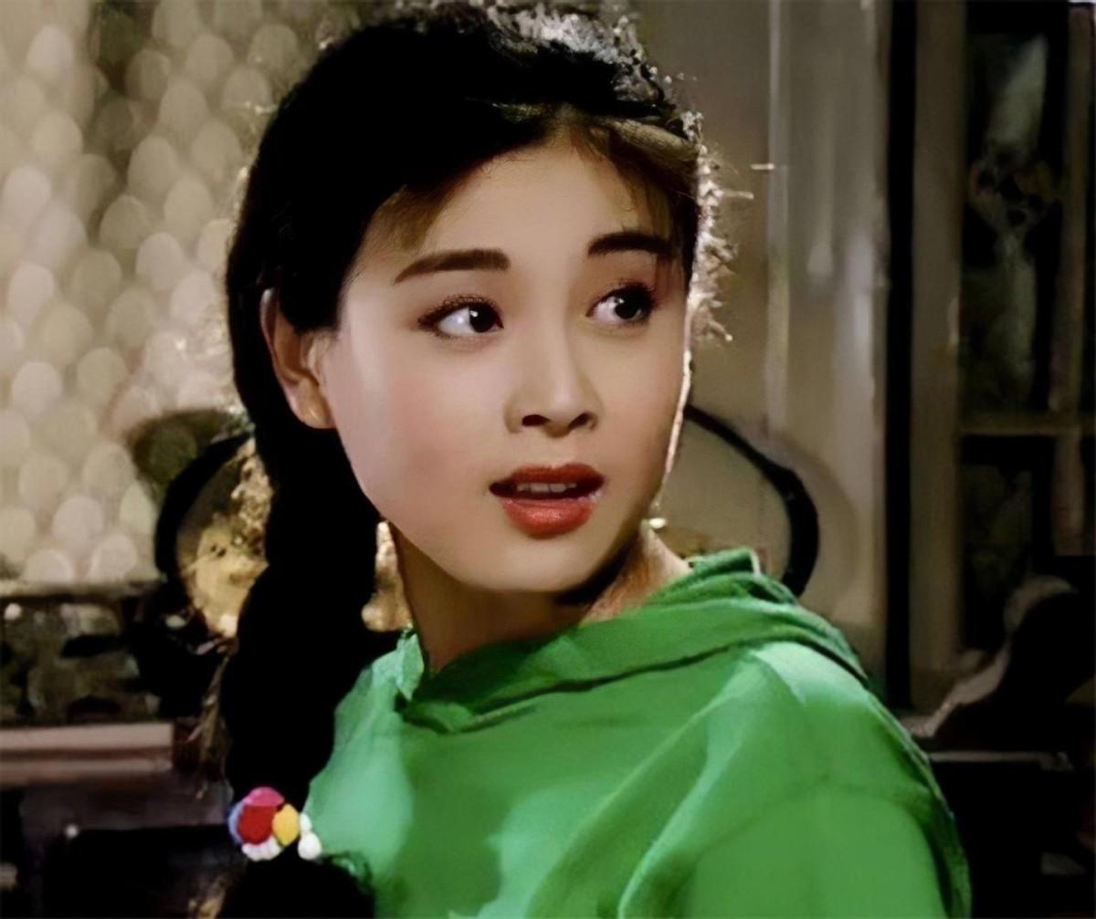 回顾赵明明月子期间办离婚23年坚持不嫁陪伴女儿52岁依旧单身