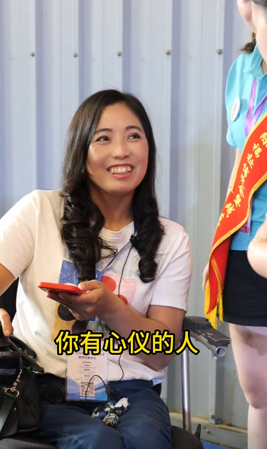 回顾80后姑娘用四肢行走怀孕后却遭男友抛弃现靠养牛年入百万