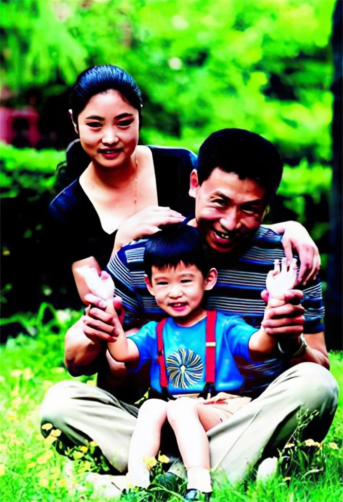 回顾著名演员胡亚捷:娶初恋为妻,曾3次闹离婚,如今幸福美满