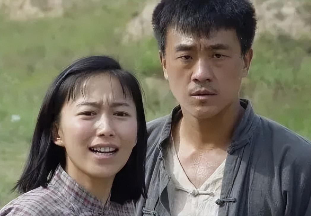 何冰照了照镜子,越发没有自信,便报考了对颜值要求低一些的中央戏剧