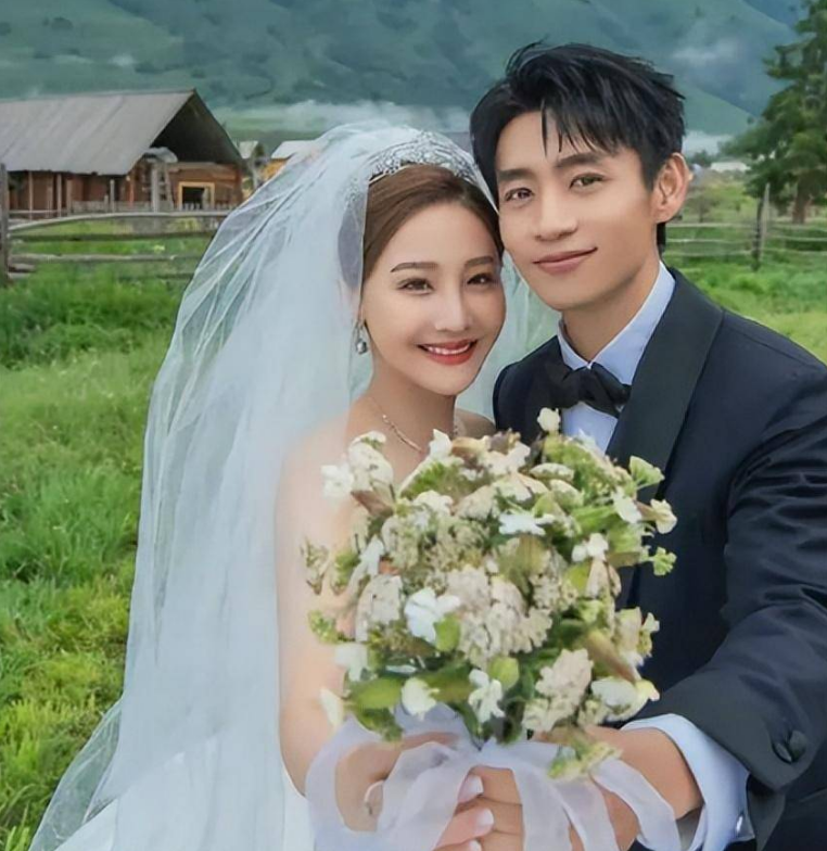 因为于玮坚信魏晨的音乐才华,所以她就想办法回老家凑钱,即使她知道