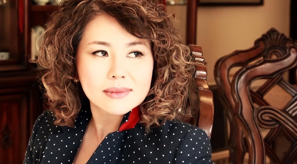回顾央视主持人方静一生未婚44岁客死异乡成父母余生之痛