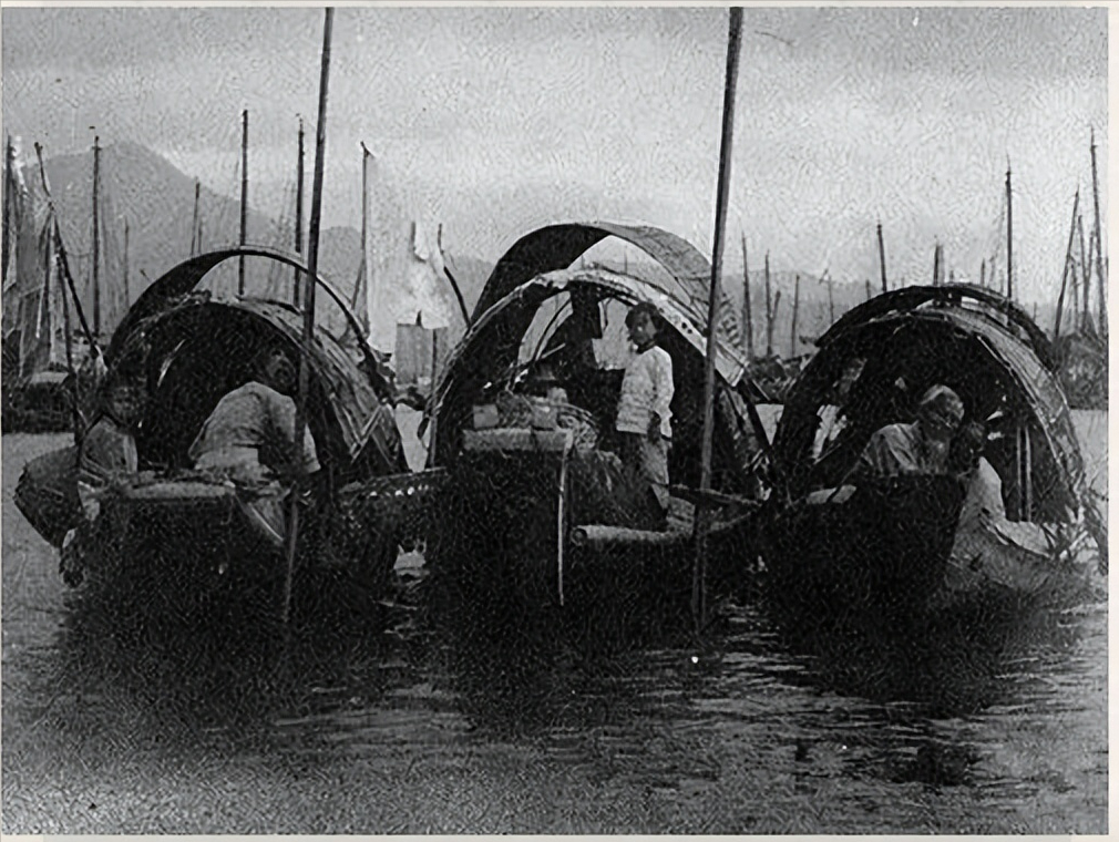 女地下党被捕转移途中借口上厕所丢掉怀表不曾想因此逃过一劫