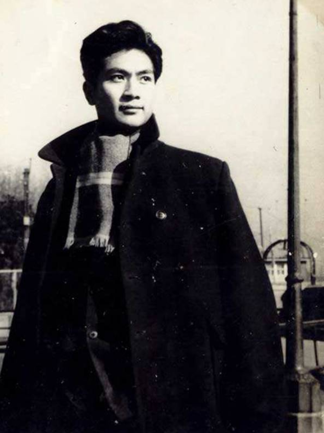 回顾演员梁波罗低调娶平凡妻子恩爱几十年晚年生活幸福美满