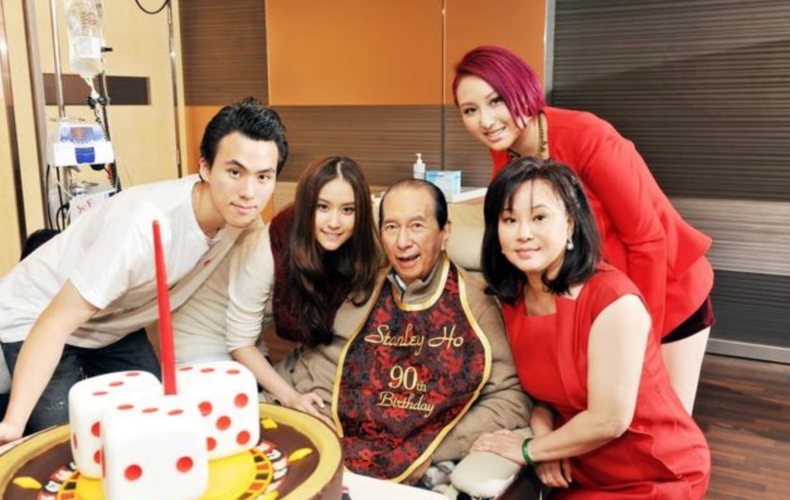 奚梦瑶4岁儿子长得像何猷君赌王唯一男孙却比不上二房孙女