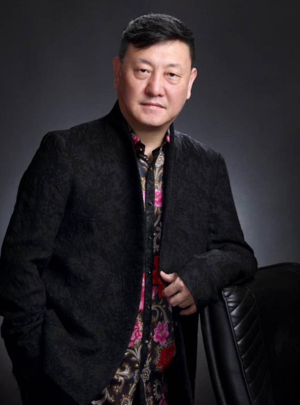 其其格是台上的主持人,优雅大方又博才多学,这一点深深吸引着韩磊