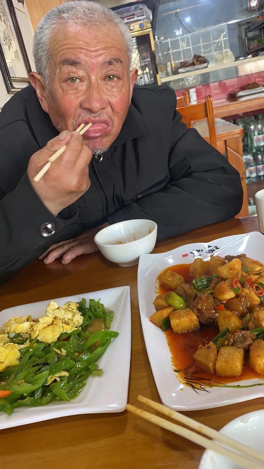 回顾小伙酷似靳东连续4个月请5岁老人吃面吃出忘年交