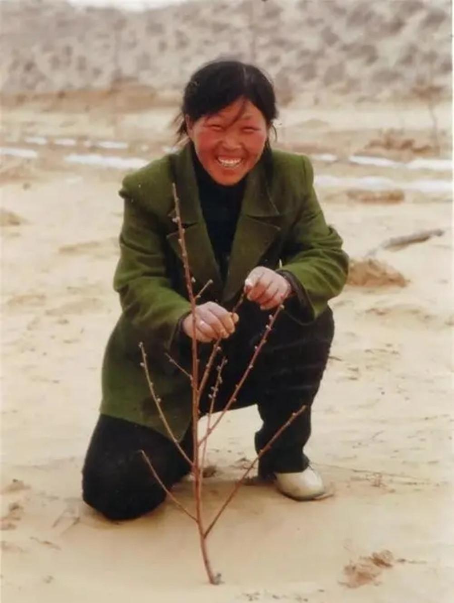 1985年19岁花季少女被迫嫁入荒漠住4m05婚房用15年享誉世界