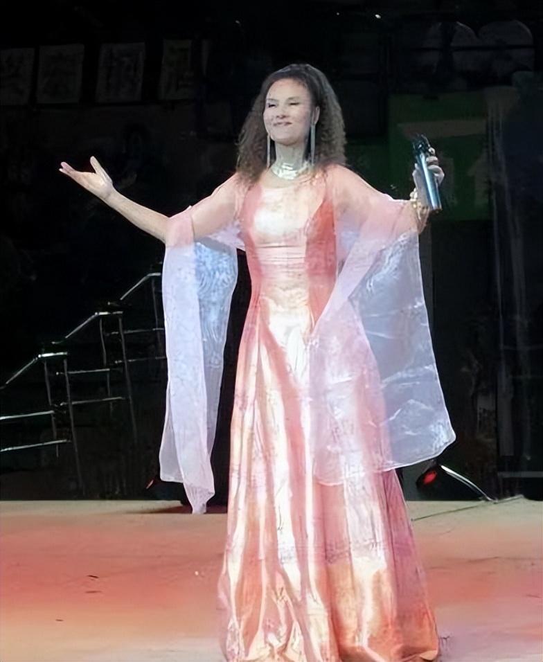 19岁的芦秀梅听说晋中市歌舞剧院正在招生,她就投了简历.