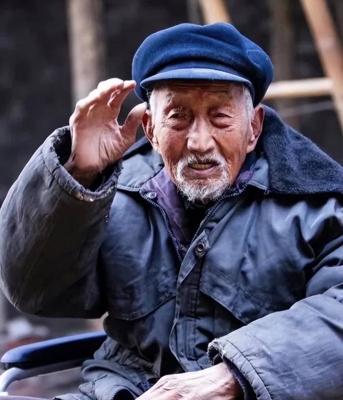 2014年,河南一位98岁的拾荒者满脸沧桑,疲惫地来到当地派出所