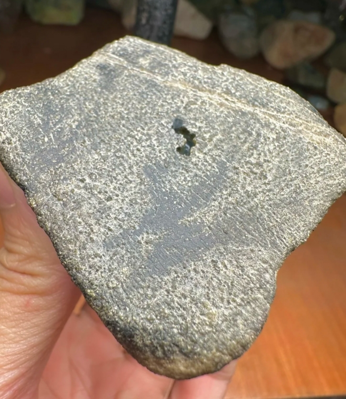 它们是大自然的杰作,是岁月的痕迹,是风雨的洗礼,是翡翠原石在漫长