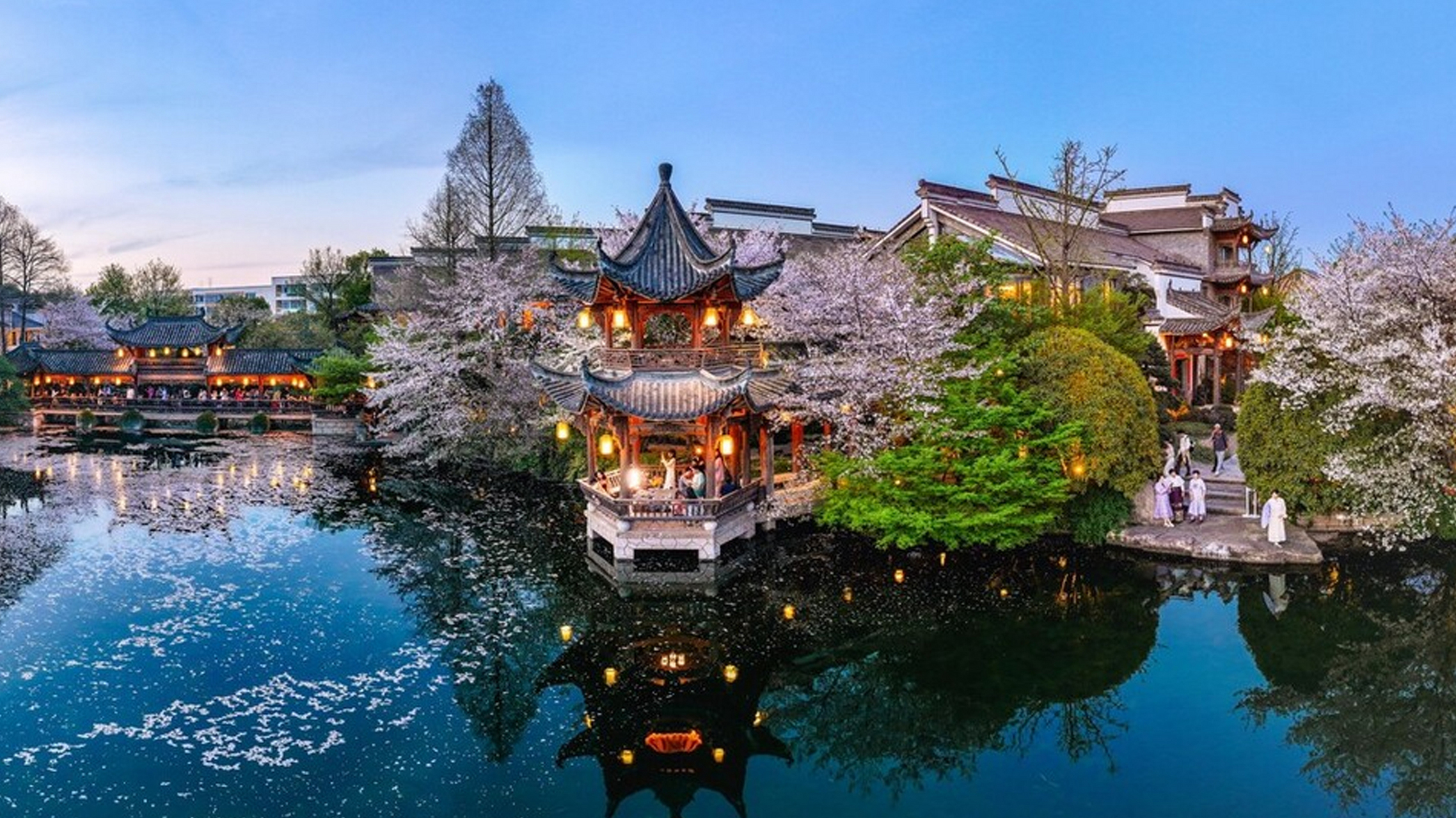 浙江杭州,良渚中国院子梦溪苑如一颗璀璨的明珠,静静地绽放着它的光彩