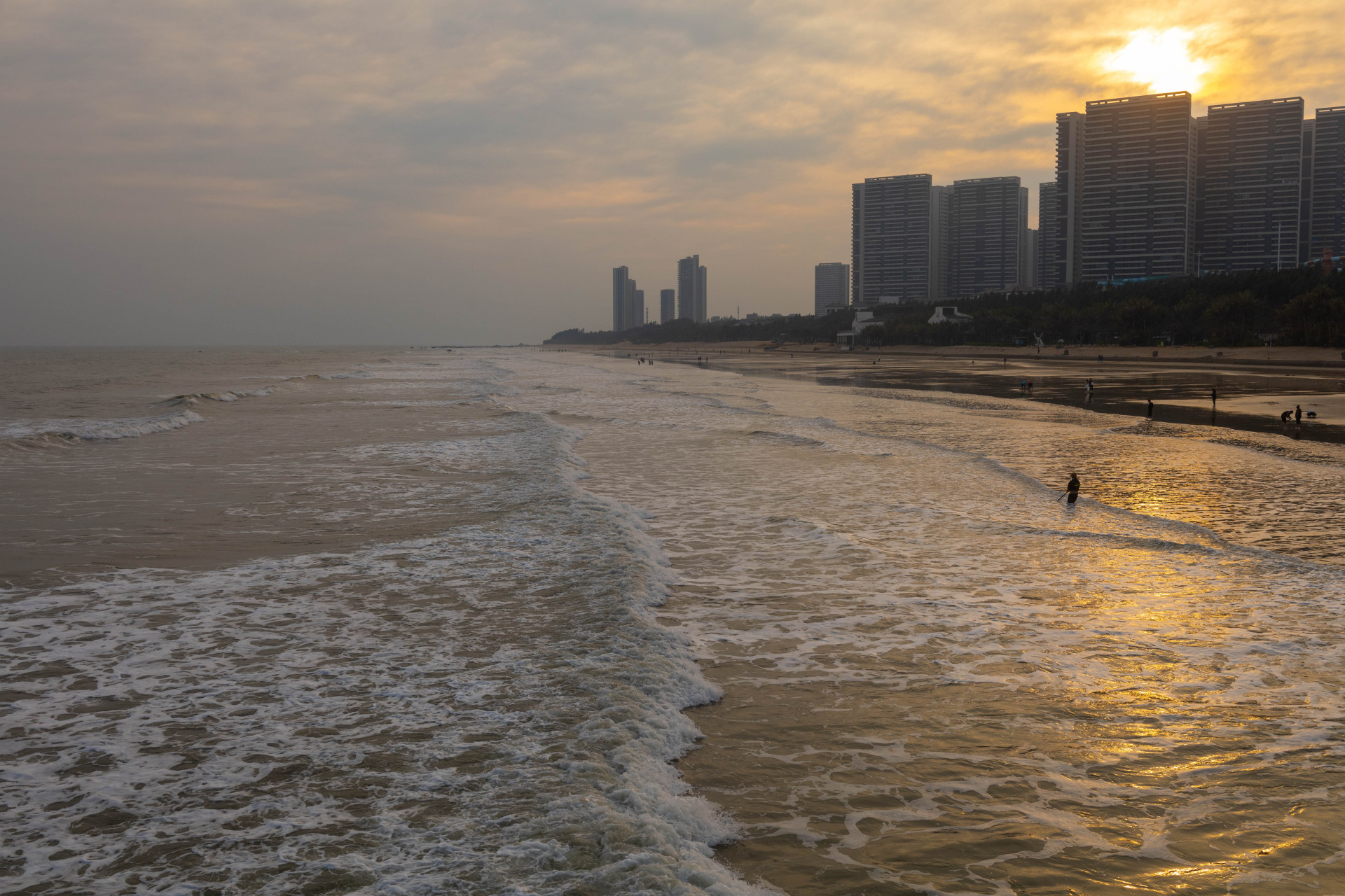 广东湛江鼎龙湾海边赏夕阳,捕捉夕阳余晖下的海滩美景.#万物清明
