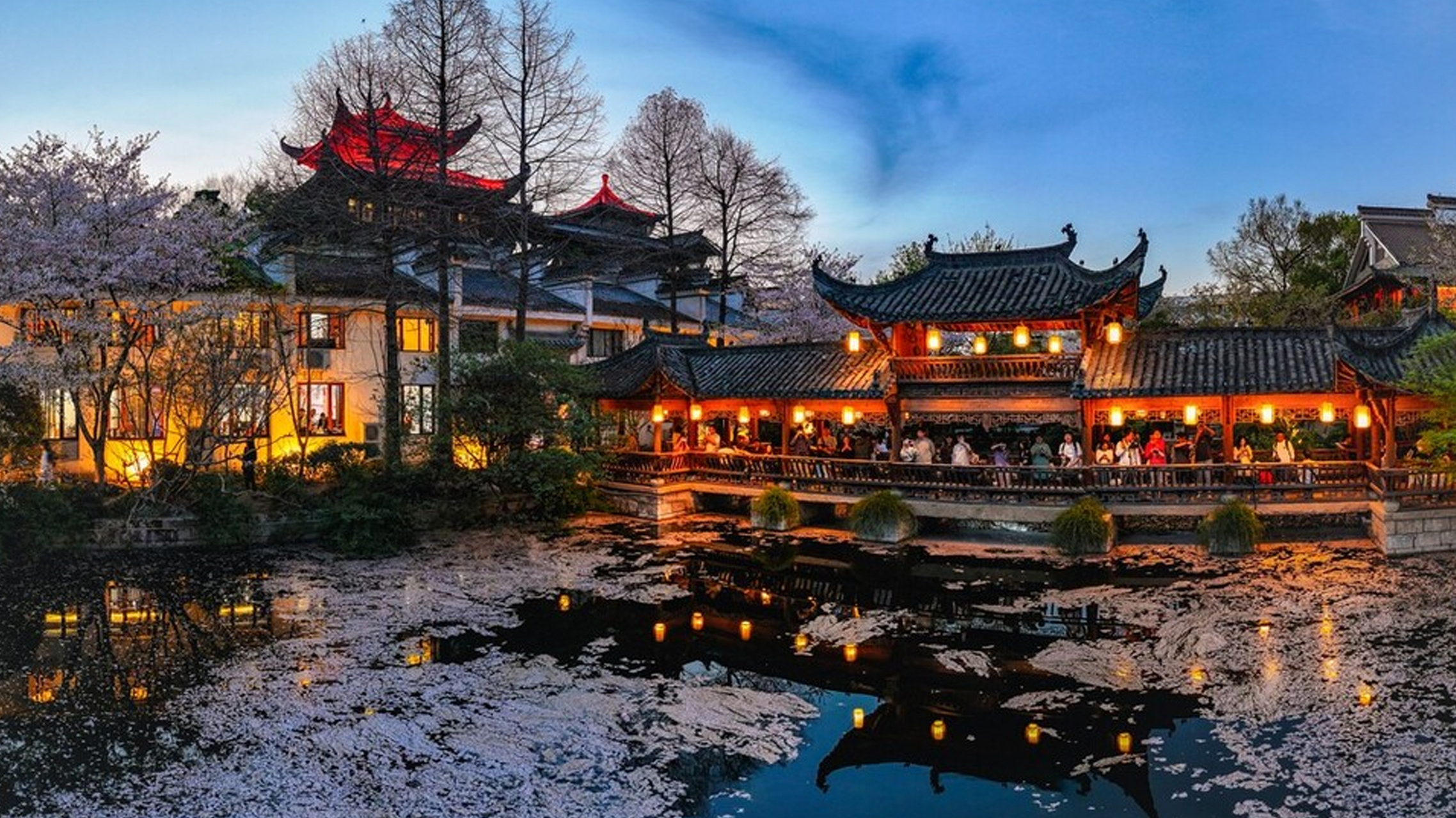 浙江杭州,良渚中国院子梦溪苑如一颗璀璨的明珠,静静地绽放着它的光彩