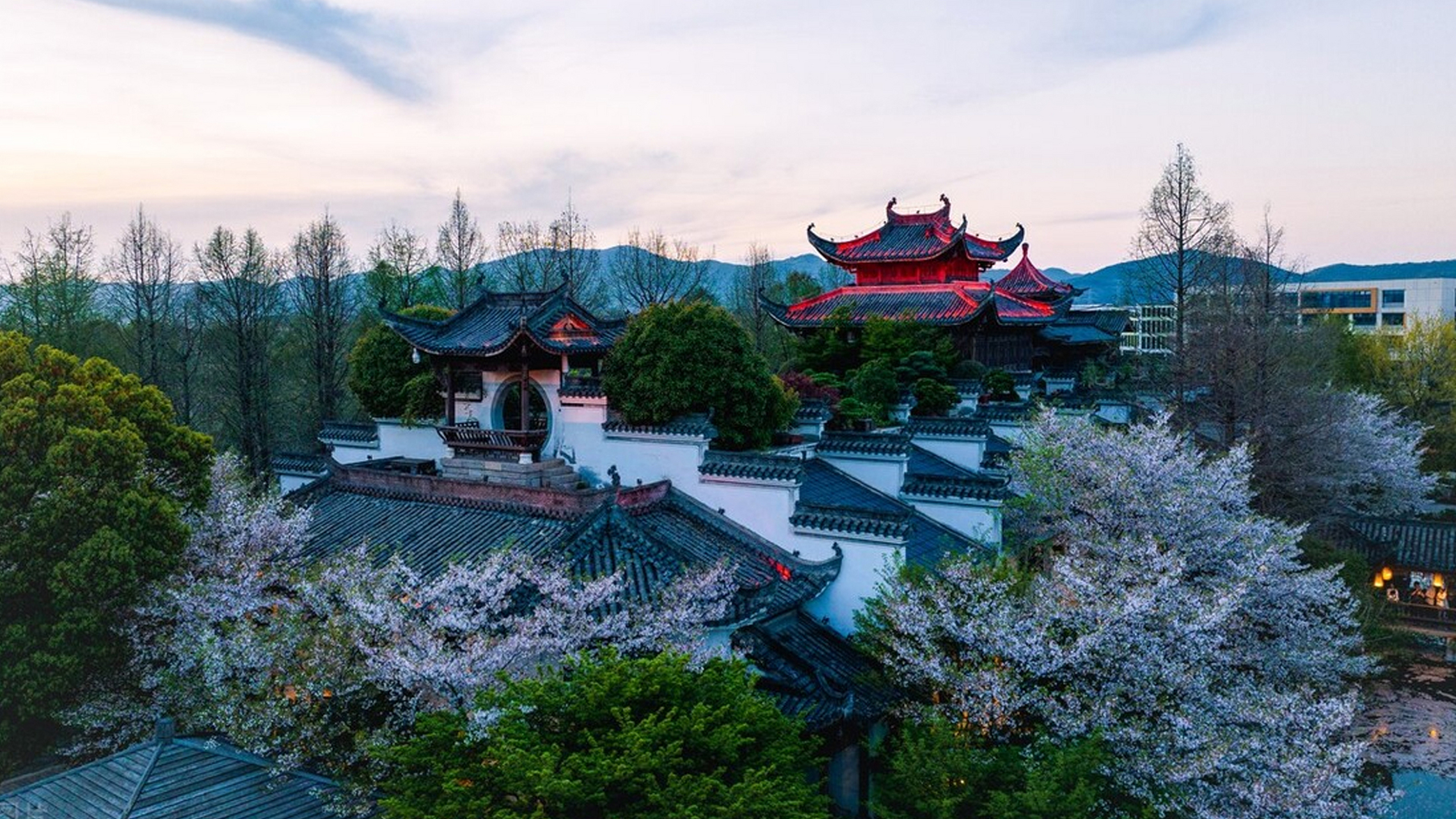 浙江杭州,良渚中国院子梦溪苑如一颗璀璨的明珠,静静地绽放着它的光彩