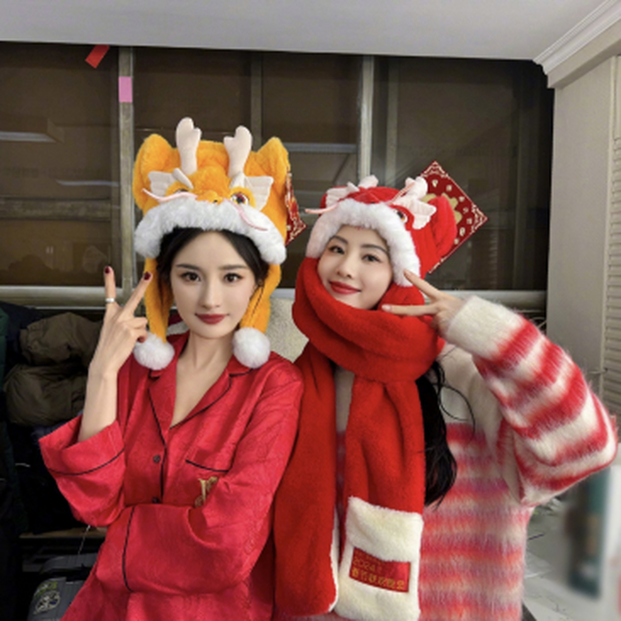 杨幂刘诗诗春晚后台合照,好友爱大幂幂还穿着睡衣,太可爱了,新的一年