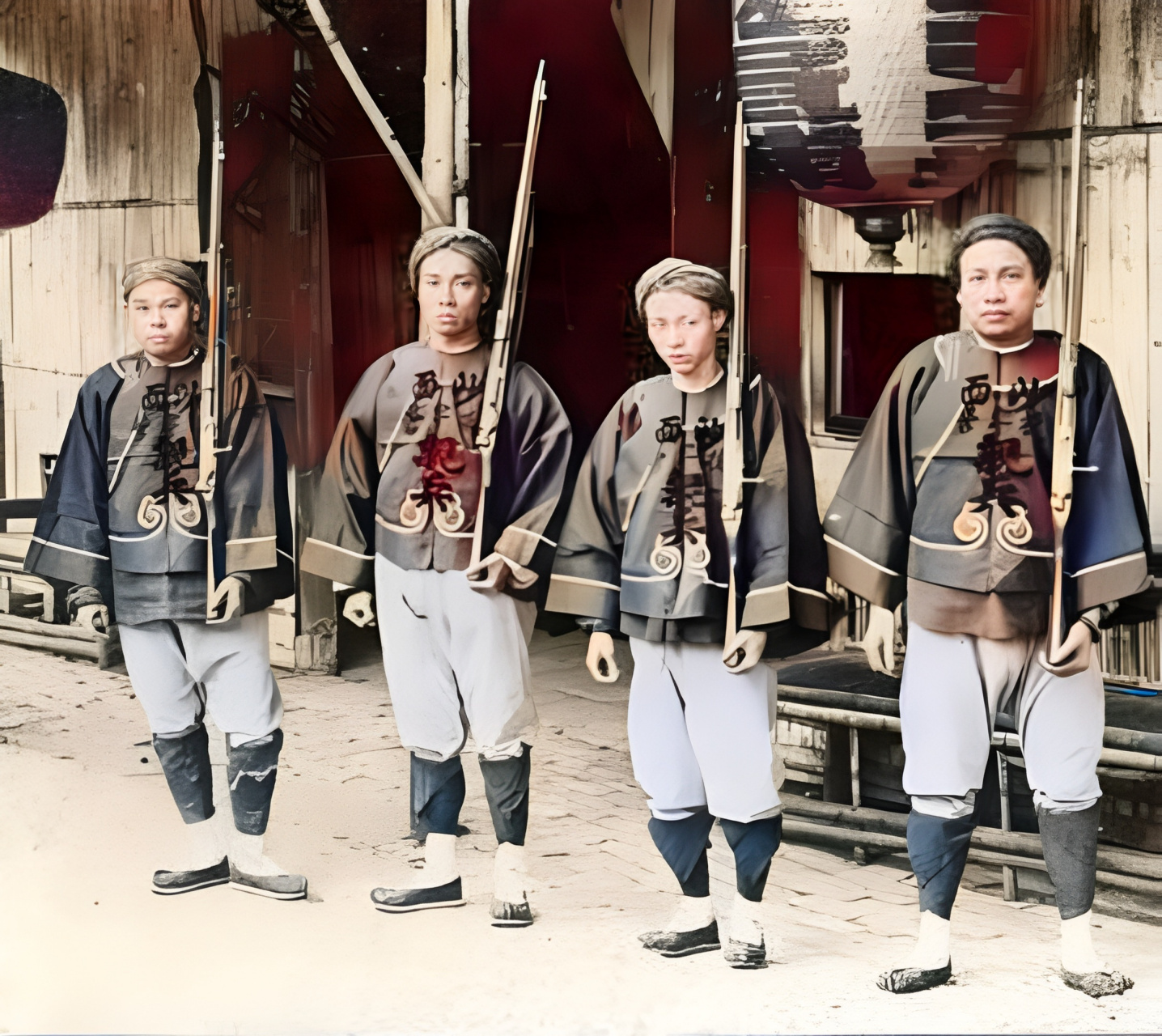 这是两位在"抚提部院营务处"当值的绿营兵.