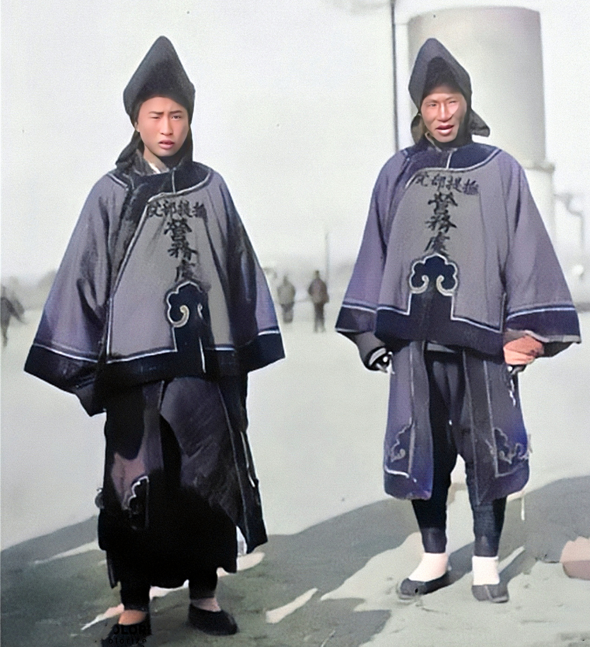 这是两位在"抚提部院营务处"当值的绿营兵.