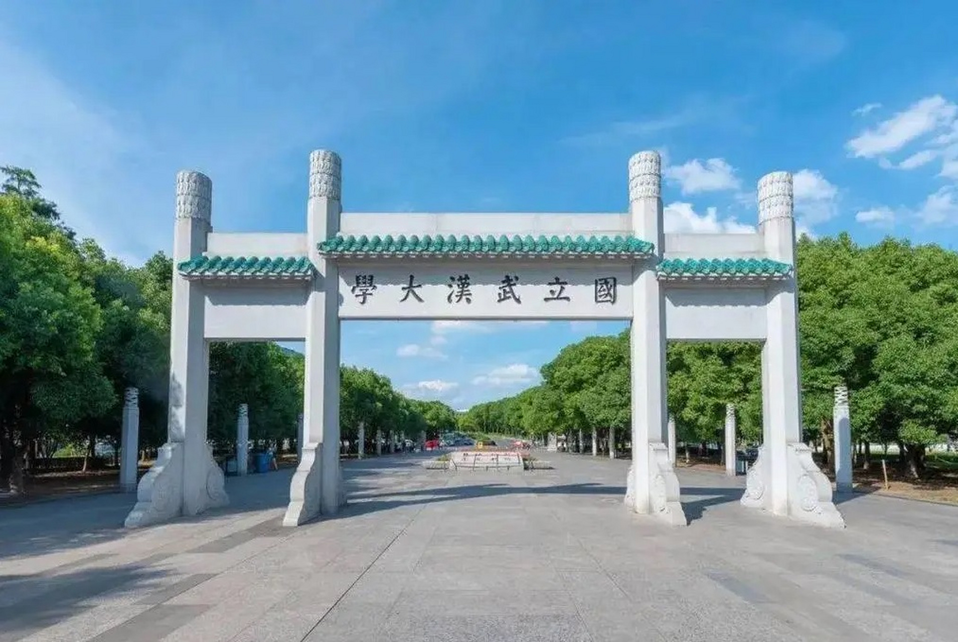 春日的武汉,珞珈山上盛放的樱花是不可错过的一处绝美风景,在欣赏樱花