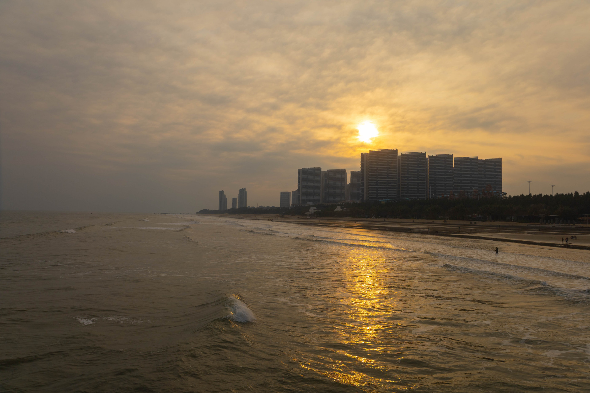 广东湛江鼎龙湾海边赏夕阳,捕捉夕阳余晖下的海滩美景