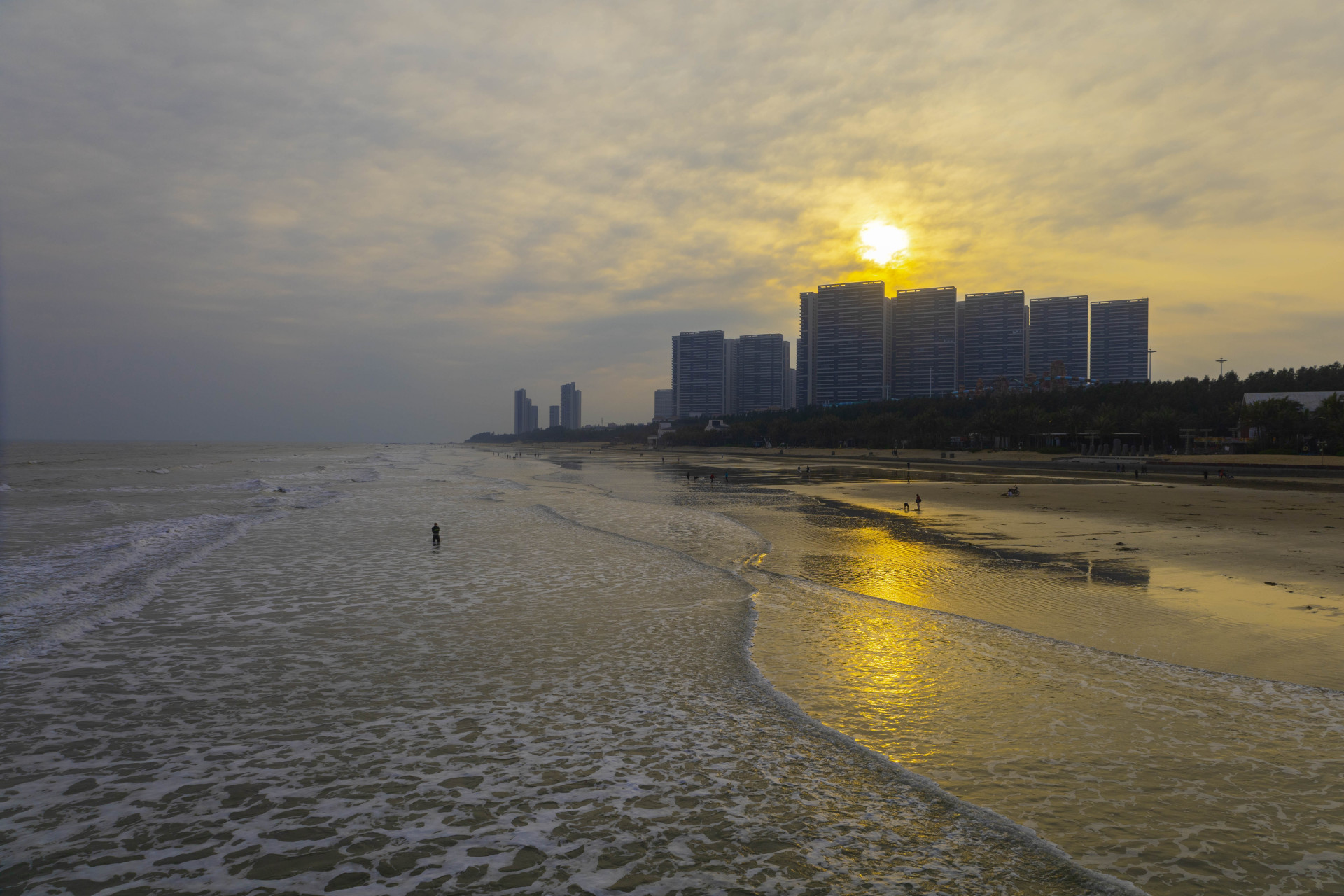 广东湛江鼎龙湾海边赏夕阳,捕捉夕阳余晖下的海滩美景
