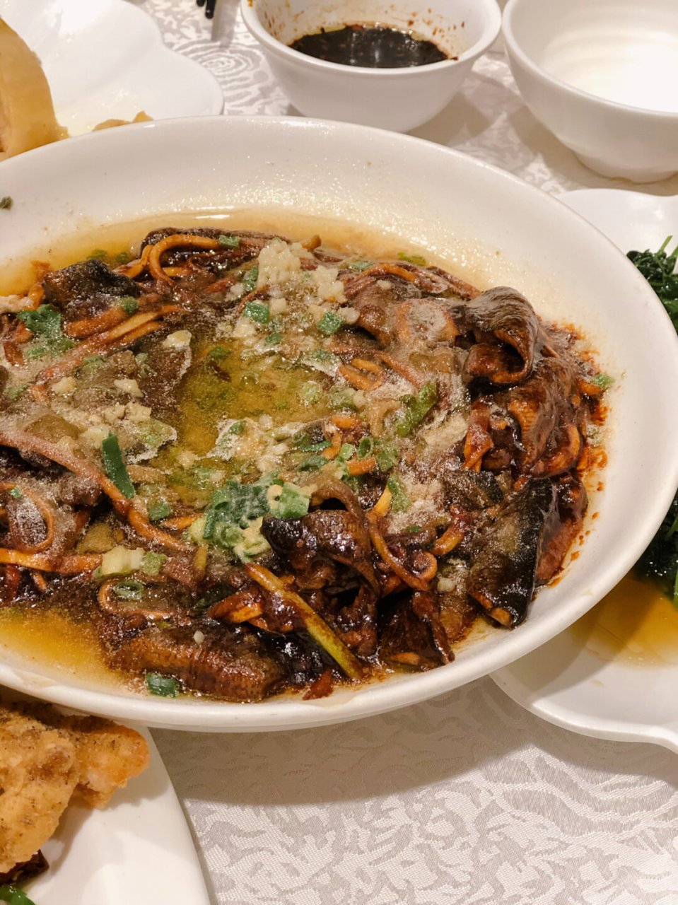 来上海吃小笼包一定要来富春小笼 很有格调  绿色的墙壁 彩色的挂灯