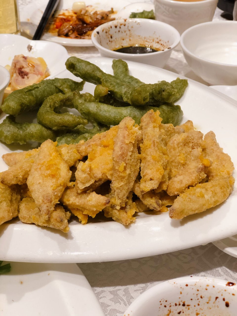 来上海吃小笼包一定要来富春小笼 很有格调  绿色的墙壁 彩色的挂灯