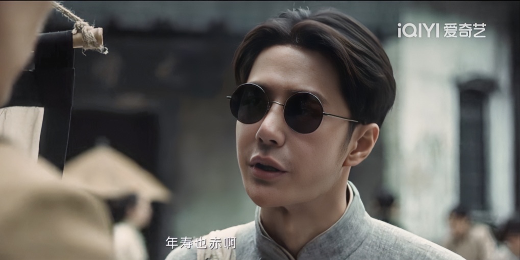 王一博的这个造型也太逗了 还留了小胡子 遮住了鹰眼