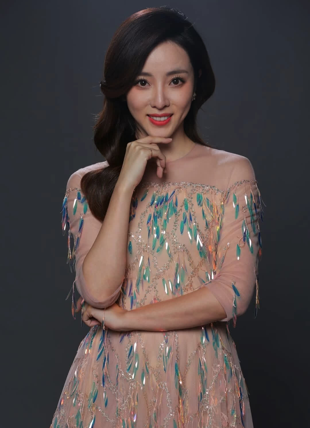 李思思,著名主持人.