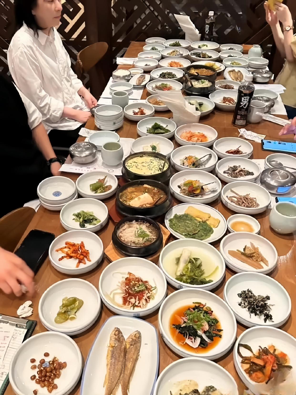 韩国的年夜饭就可以看出来,一大桌子菜铺天盖地,塞的慢慢的.