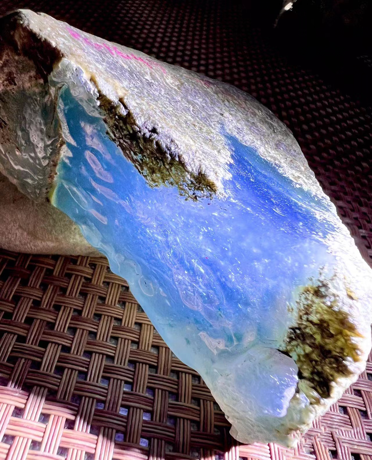 翡翠原石天空蓝是一种美丽而珍贵的宝石,它值得我们去珍惜和爱护