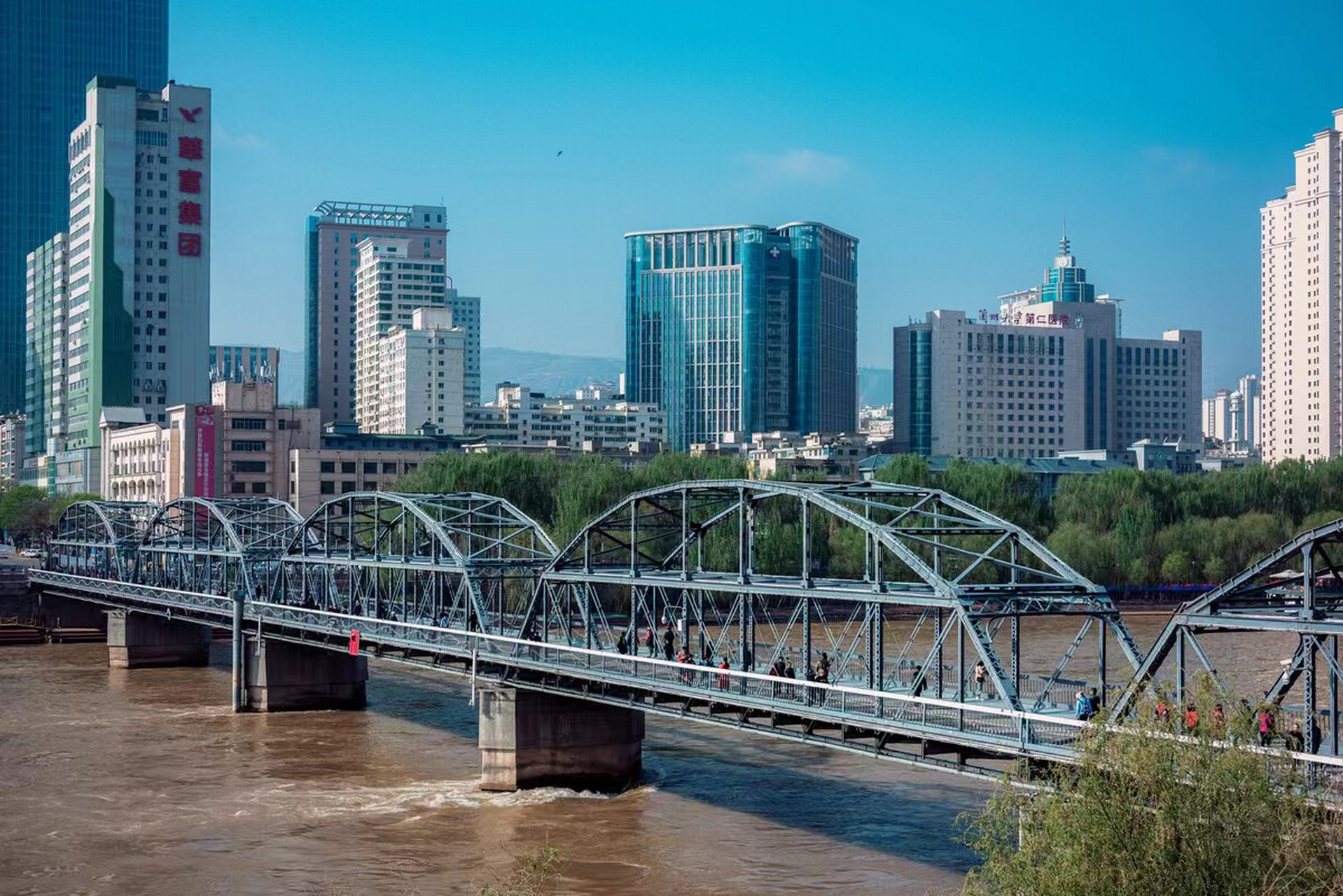 漫步在兰州黄河铁桥(中山桥上),感受历史的厚重和壮丽的黄河景色,尽享