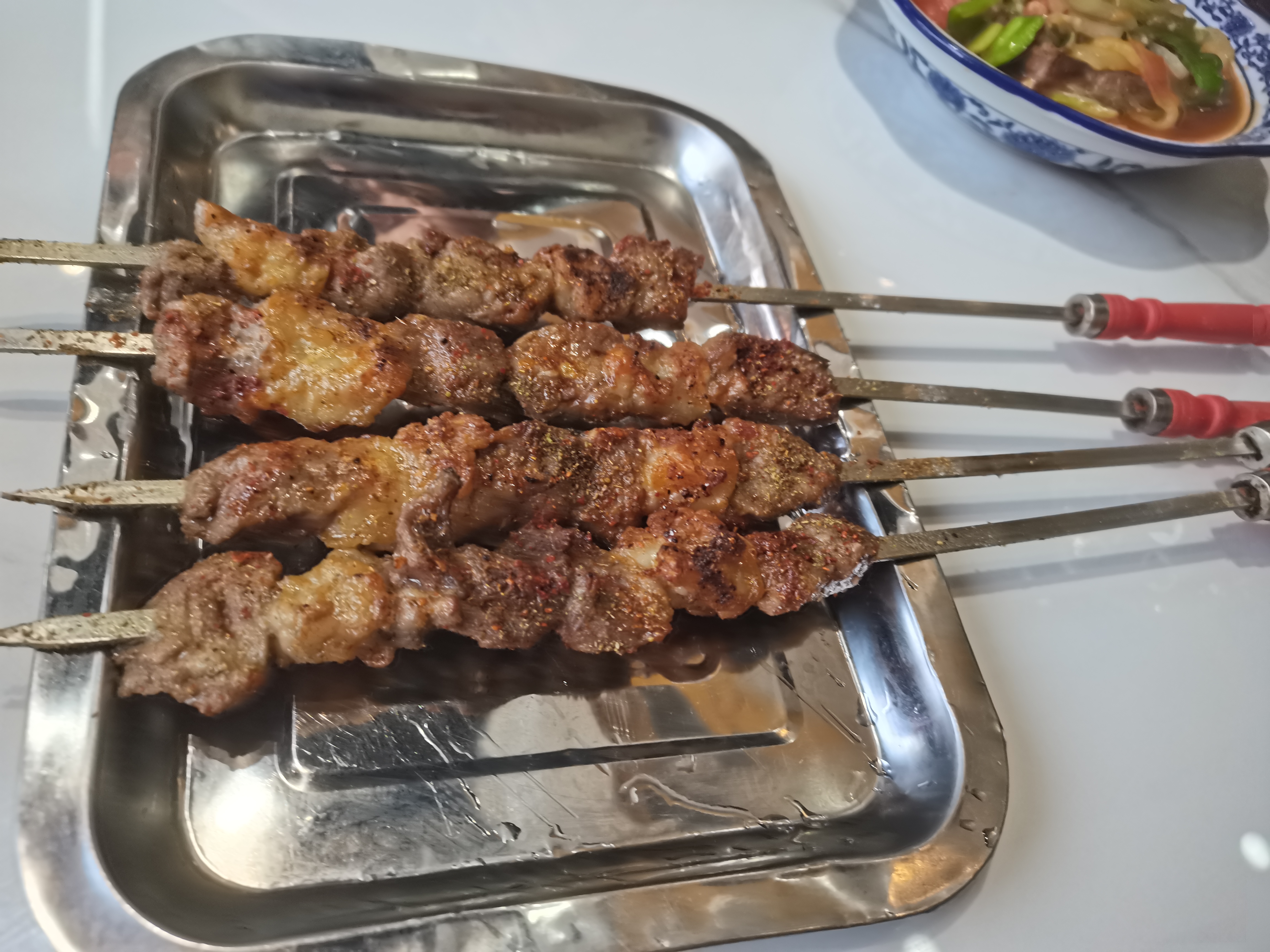 进到饭馆看到有烤肉,瞬间改变了主意[捂脸]  看了一下菜单,过油肉拌面