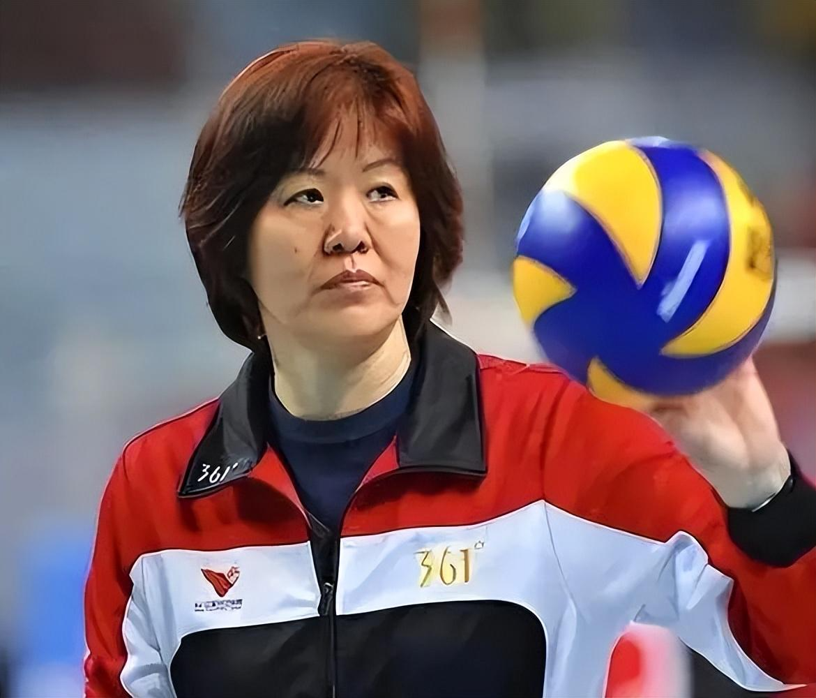 女排功勋周晓兰现状:跟随丈夫旅居美国,坦言:不觉得失去了什么