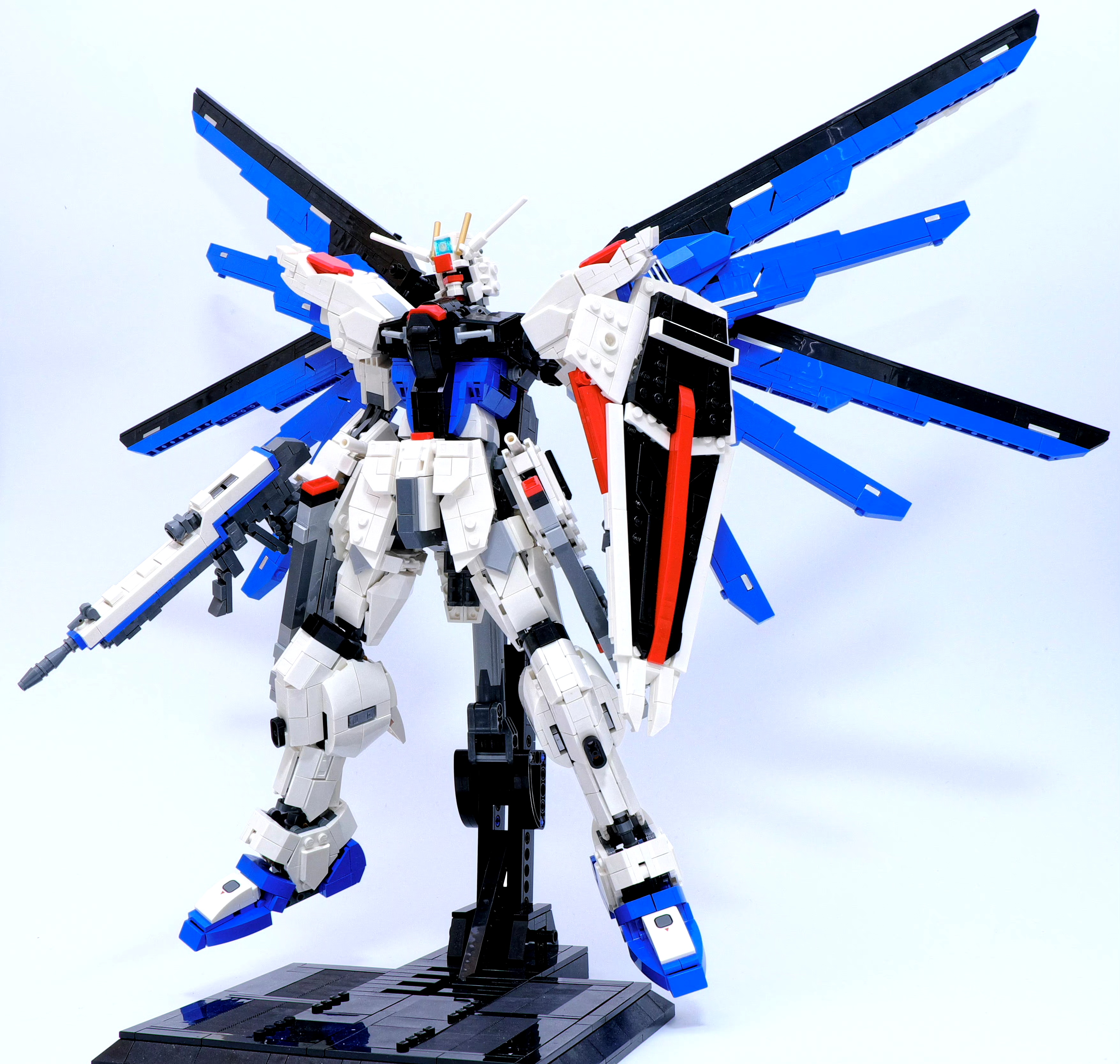 模型欣赏:国外模型师制作的全乐高自由高达,高33cm,比例为1/60,机翼