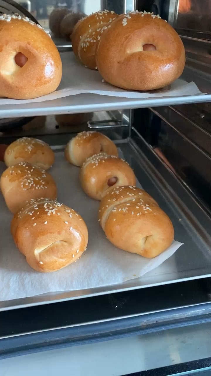今天是香肠面包日!