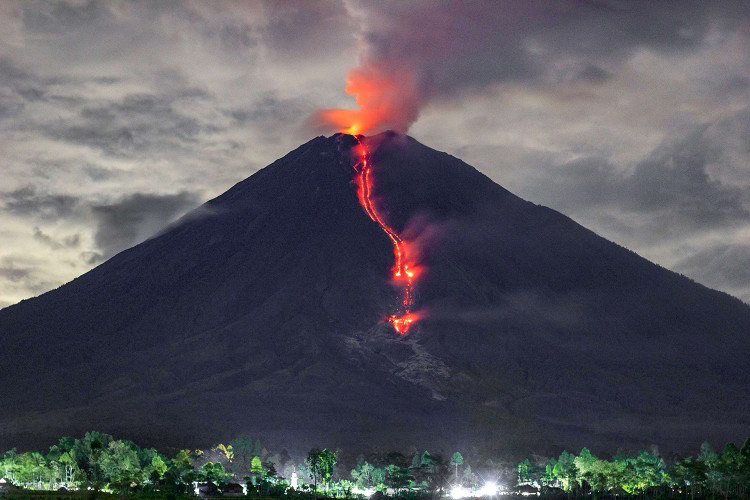 印尼塞梅鲁火山及伊布火山喷发: 据印尼火山和地质灾害研究机构(pvmbg