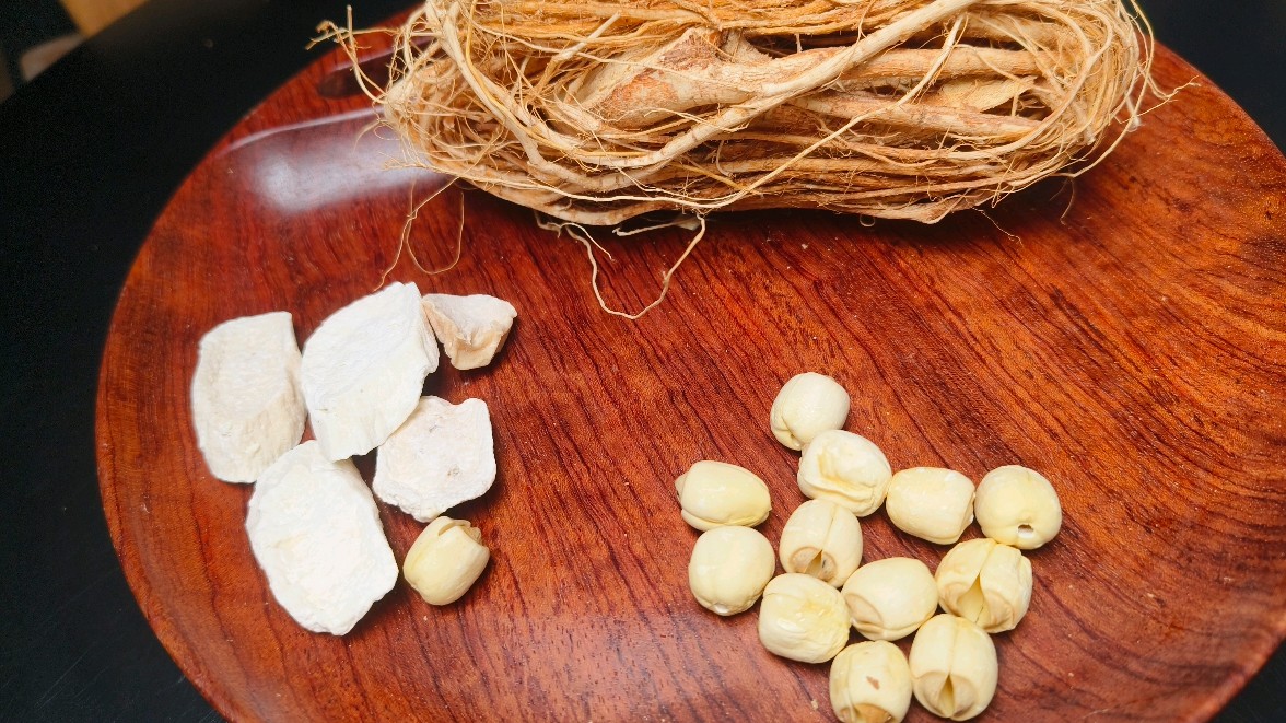 最近下雨多五指毛桃搭配淮山莲子太厉害了,湿气没了脾胃好睡得香