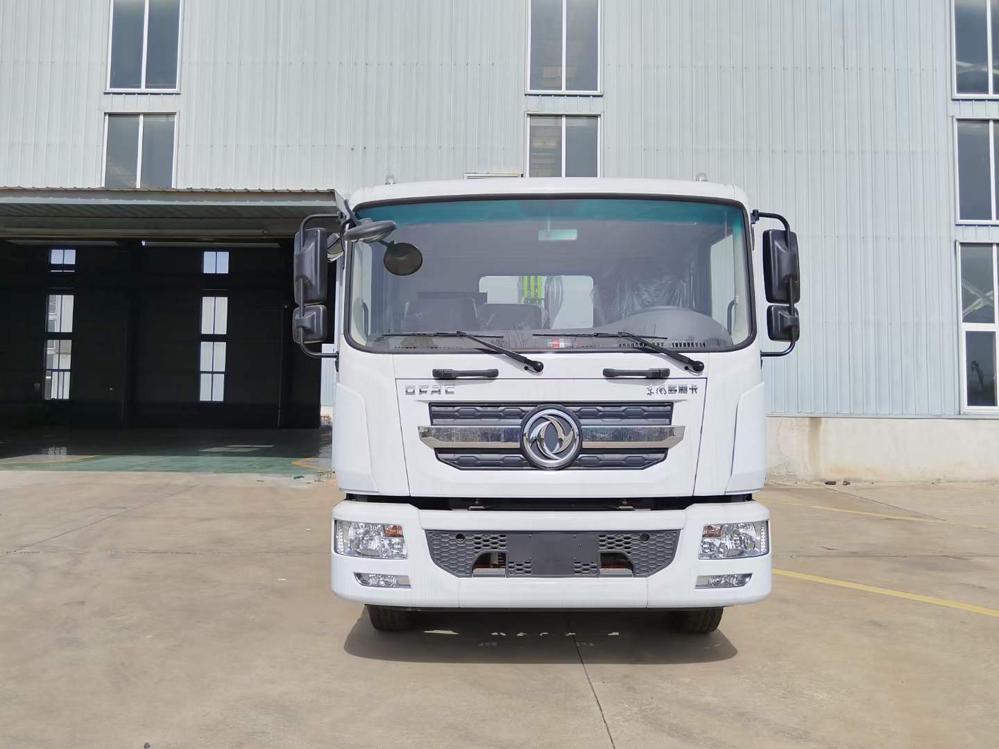 东风d9光伏面板清洗车厂家说18万到19万,你会选它吗